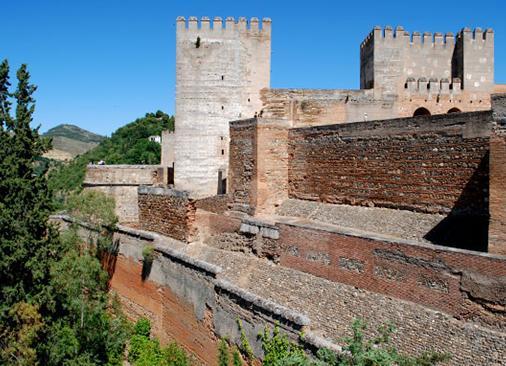 Generalife. 1.- LA ALCAZABA: RECINTO MILITAR El Palacio y las partes civiles: Se compone de murallas, torres dependencias militares.