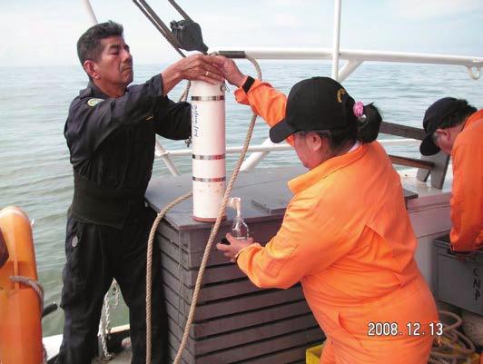 oceanógrafos físicos en el INOCAR Componente Química (Calidad de agua) Para el estudio de calidad de agua, se colectaron muestras de agua de mar con una botella Van Dorn en superficie y fondo, se