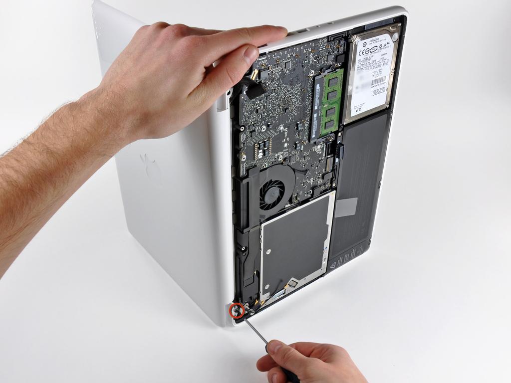Paso 11 Abra su MacBook por lo que la pantalla es perpendicular a la caja superior. Coloca el MacBook abierto sobre una mesa como muestra la imagen.