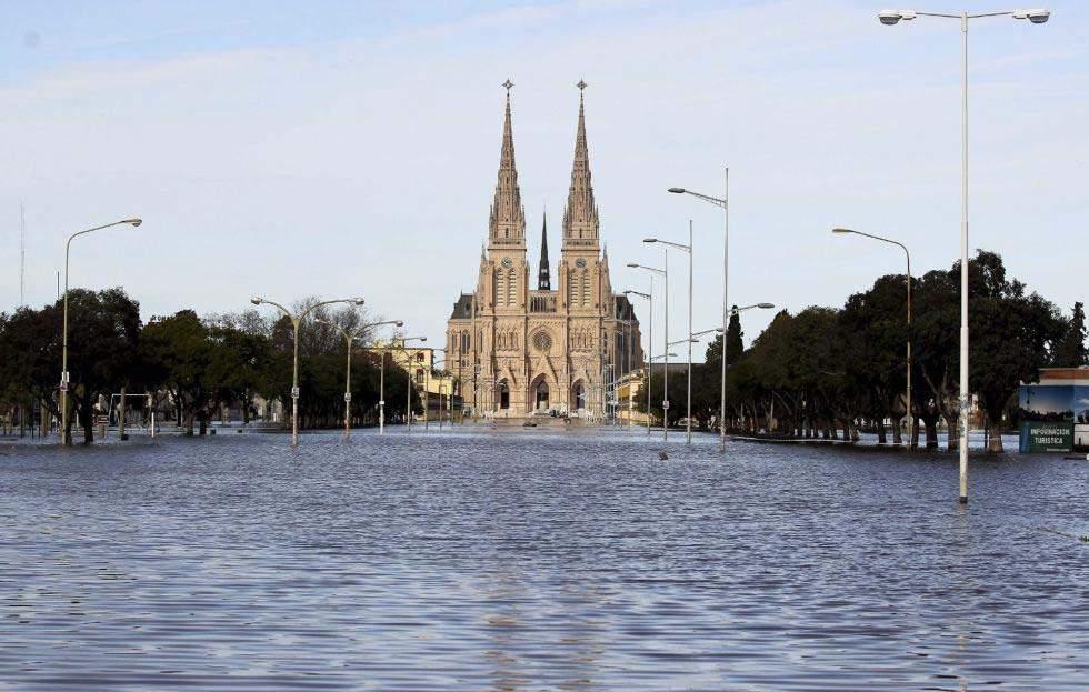 Vista de una calle inundada frente a la Basílica en la localidad de Luján, a 60 kilómetros de Buenos Aires este miércoles 12 de agosto de 2015.