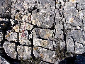 a) Diaclasas: F) FRACTURAS: Fracturas de las rocas sin desplazamiento relativo de los bloques.