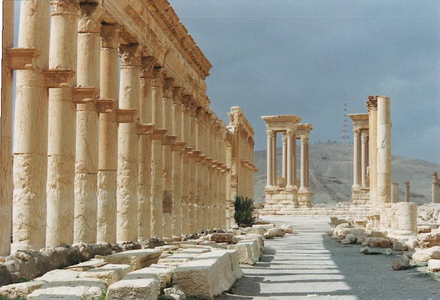 Al parecer el templo sufrió algunos cambios, ya que parte de la construcción data del siglo III d. de C. Gran columnata, al fondo el tetrapylon. Baños de Diocleciano.