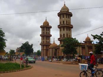 12- OUAGADAGOU / ESPAÑA Desayuno. Día libre en Ouagadougou, llamada popularmente Uaga, una ciudad todavía no muy grande, cosmopolita y tolerante.
