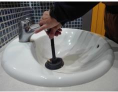 como atascos o goteo. Revisar el correcto funcionamiento de cisternas de los inodoros. Desatascar lavabos y retretes.