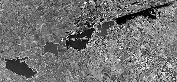 INVESTIGACIONES ARQUEOMÉTRICAS Figura 1: Localización y vista de la Laguna del Venado en el momento de inicio de los estudios de campo.