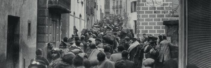 6. CONSECUENCIAS DE LA GUERRA Consecuencias de la guerra civil en España: Medio millón de muertos y medio millón de exiliados, que huyeron de la represión franquista Pérdida de la