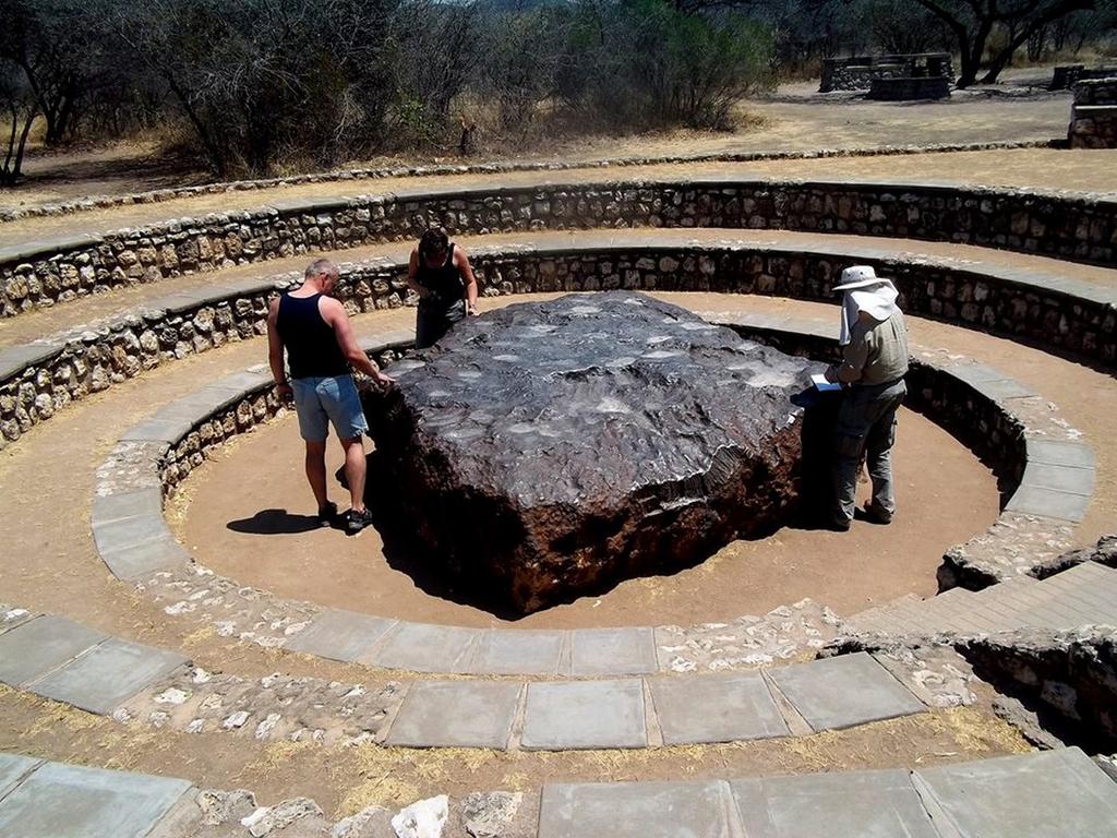 La foto la tiré mientra cumplia colaboración técnica en Namibia. esta es su historia.el meteorito de Hoba Oeste.