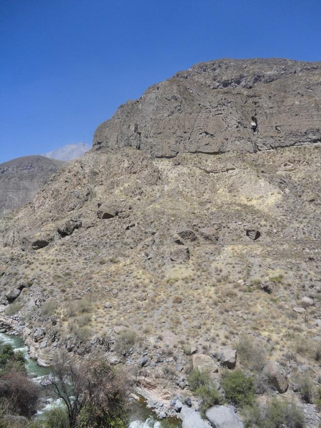 Vista del alineamiento del eje del túnel en la margen izquierda en rocas Gneis en su tramo