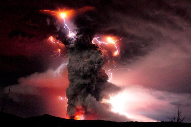 Tormentas Eléctricas Los gases y vapores que eructa el volcán favorecen que el aire pueda conducir electricidad, producida en las nubes,