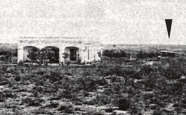 Detalle de la fotografía del Observatorio Nacional Argentino obtenida aproximadamente en 1875, en la que puede apreciarse la casa destinada a los ayudantes y una construcción menor ubicada en la