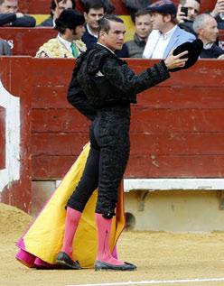 a hombros tras cortar una oreja de cada uno de sus toros de Manolo González.