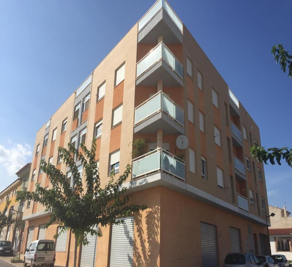 D E S C R I P C I Ó N La promoción consta de un edificio de cuatro plantas con seis viviendas disponibles, ubicadas en la Avenida Castellet esquina calle Médico Valero de la localidad de Turís,
