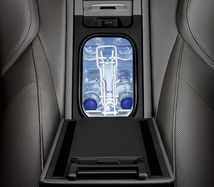 [5] Compartimento refrigerado en la parte trasera El compartimento refrigerado situado entre los asientos individuales traseros tiene una capacidad de 10,5 litros. Puede conectarse y desconectarse.