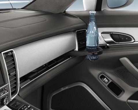 Al compartimento refrigerado se accede a través de una abertura en la gran consola central entre los asientos individuales de la parte trasera. No disponible para el Panamera S E-Hybrid.