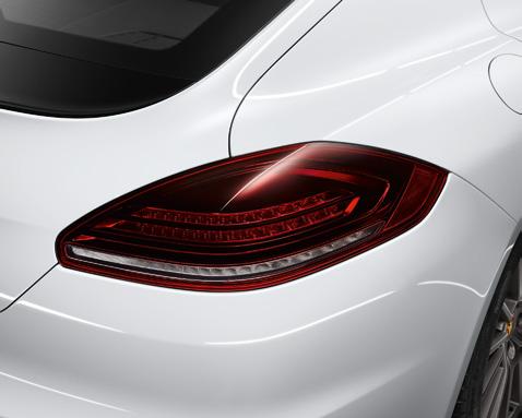 Los llamativos faros LED con interior en Negro y Porsche Dynamic Light System Plus (PDLS+) confieren a su Panamera un aspecto particular, gracias a los componentes internos cromados en metalizado