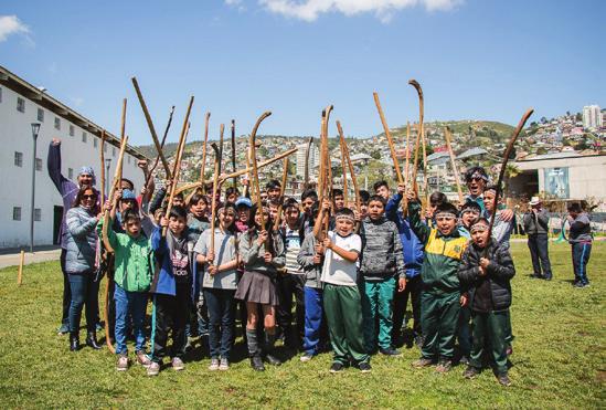 Práctica de palin en un encuentro de escuelas interculturales de Huape, Antiquina, región