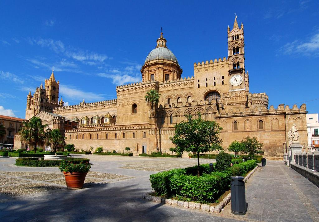 Contemplaremos sus maravillosas calles y plazas, como la Plaza Pretoria, una de las más bellas y antiguas de Palermo, iglesias, como la Catedral, la Iglesia de San Juan de los Ermitaños, multicolores
