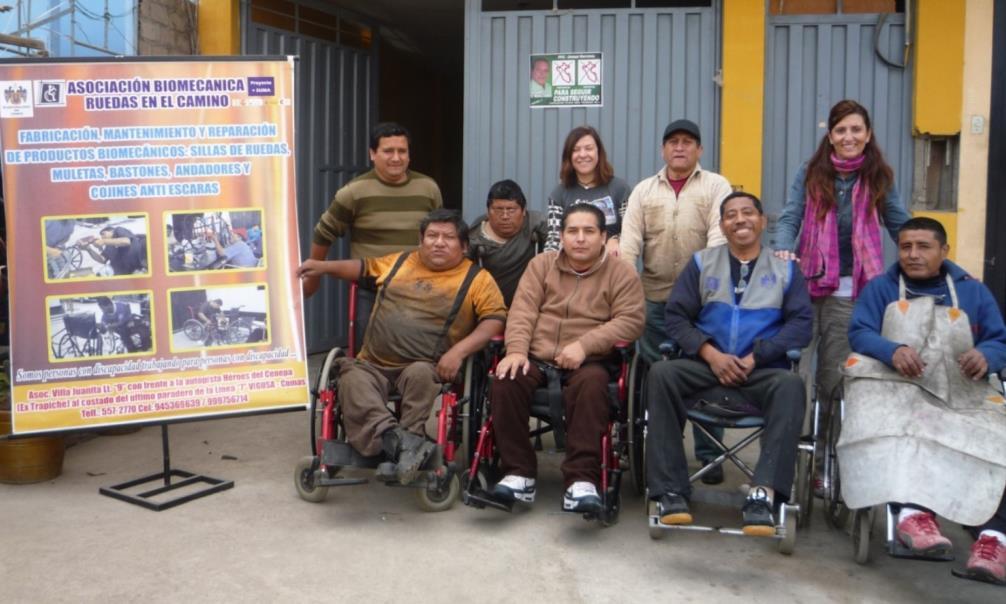 Profesionales para el Desarrollo PROFESIONALES PARA EL DESARROLLO EXPERIENCIAS PREVIAS - FUNDACIÓN LA CAIXA 2010 - Lima, Perú A través del programa CooperantesCaixa, seis voluntarios de la Caixa han