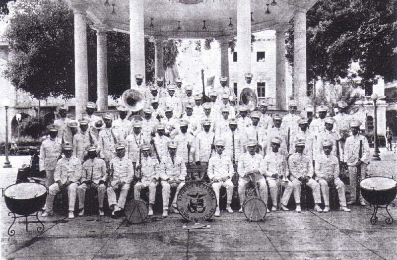 BANDA REPUBLICANA EN EL PARQUE SANTA ANA Foto tomada antes de que este conjunto musical realizara su gira a las ciudades ubicadas en el sector del Atlántico de Colombia en enero de 1932.