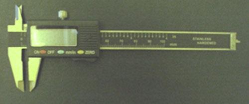 Usando el calibrador electrónico o vernier se obtuvo los registros de los diámetros mesiodistales de todo los dientes de cada