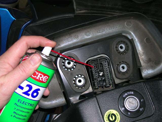 26 Limpia contactos Antes de volver a colocar el cuadro de mandos en su sitio procedemos a aplicar un spray limpiacontactos en el conector.