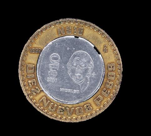 La moneda de 100 pesos contiene plata en su centro y en la imagen este fue limado.