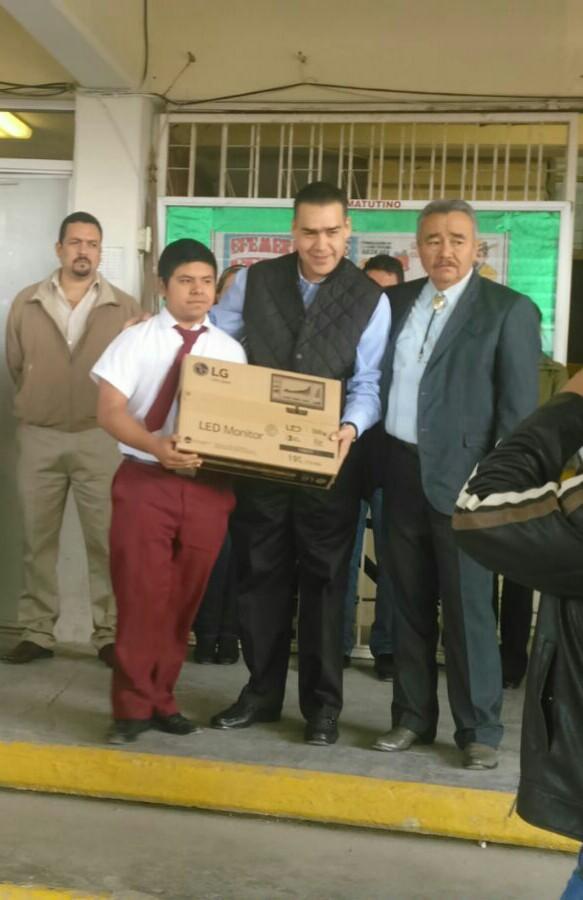 Heriberto Treviño Cantú a entrega donativo de banda de guerra y