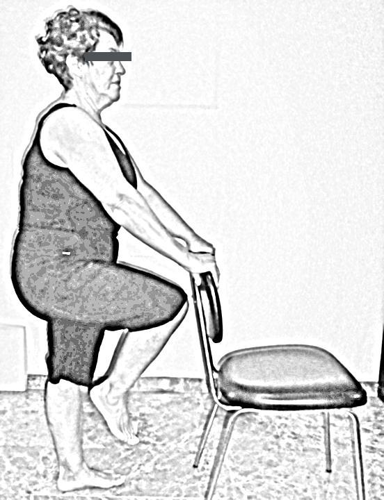 Flexión de cadera en bipedestación con apoyo De pie, apoyándose en el andador, silla o mesa.