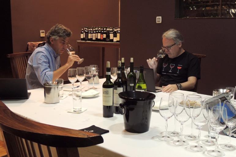 El crítico norteamericano publicó el 25 de mayo su reporte sobre vinos chilenos en el que elogió a Don Melchor 2014 y le otorgó 98 puntos, el más alto puntaje alcanzado por un vino de esta cosecha.