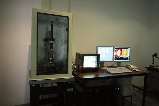 Sistema de microanálisis EDS (espectroscopía por dispersión de energía). IMAGEN 2. Microscopio electrónico de transmisión PHILIPS, CM-200. Filamento de hexaboruro de lantano.