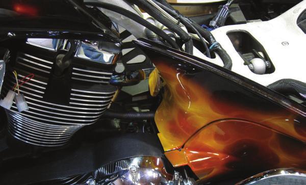 Colocar el PCV en el lateral derecho de la moto, sujetándolo con el velcro que se incluye.