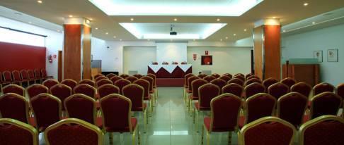 Salones / Rooms: 5 Sala Lleida 70 50 150 90 150 120 195 Sala Girona 40 30 60 40 60 40 70