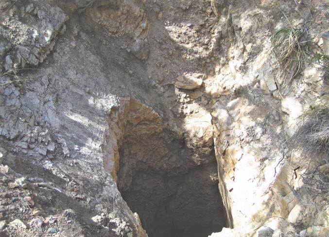 Fotografía 18. Estructura veta-falla con mineralización de cuarzo, silicatos y carbonatos de cobre con valores de oro en roca granitogranodiorita.