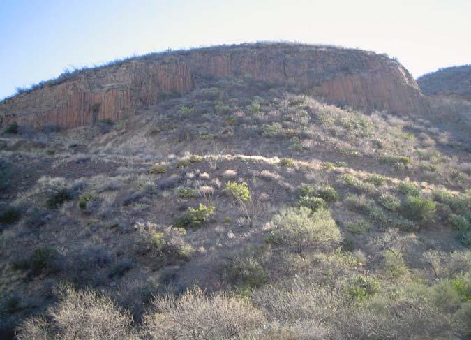 La localidad está constituida por unas prominencias escarpadas de basalto o andesita basáltica de color gris oscuro verdoso con textura afanítica a débilmente porfídica, presenta un fracturamiento