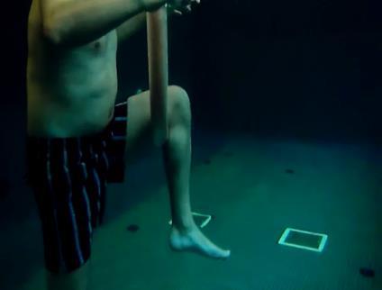o De pie dentro del agua, hacer flexión-extensión de cadera (mover hacia
