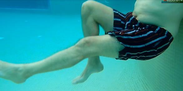 debajo de la rodilla dejar que el agua suba la pierna hacia la superficie