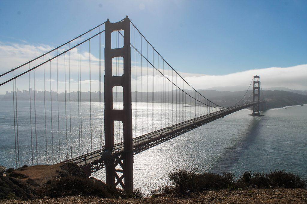 El famoso puente Golden Gate es el tercer mayor puente del mundo de un solo vano, y en el momento de su construcción fue la estructura colgante más larga y elevada.