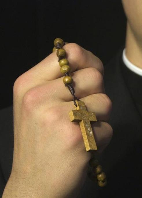 1. Para comenzar Toma el rosario en tus manos y empieza con la señal de la Cruz.
