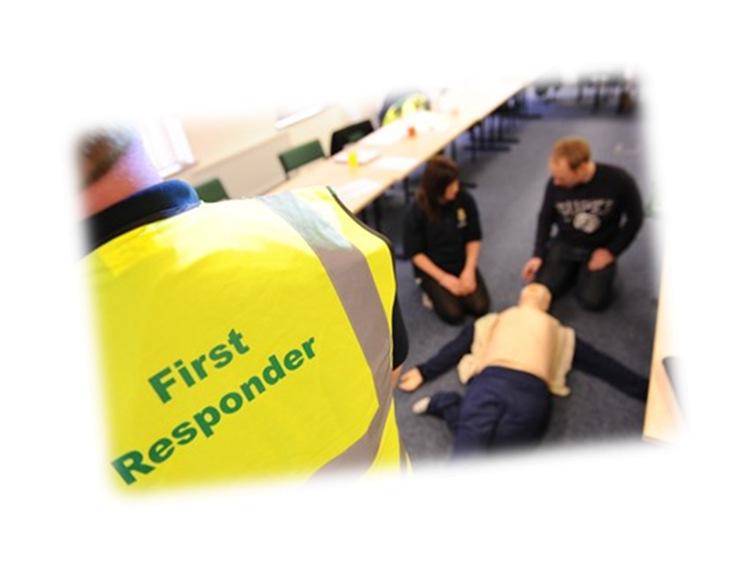 Allí, el Primer Interviniente o First Responder es el primer eslabón del personal asistencial, previa por ejemplo al EMT