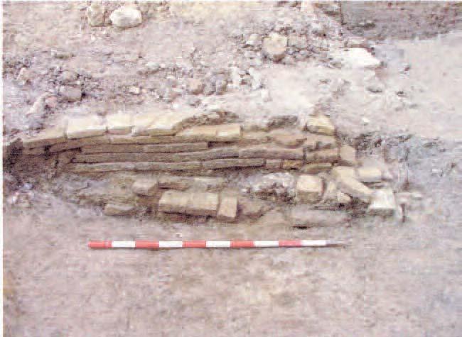 Sobre el suelo 3011 se localizó igualmente restos de un murete del que apenas quedaban dos hiladas, compuesto de ladrillos trabados con argamasa, y que separaría dos zonas que compartieran este suelo.