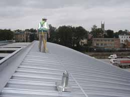 com trabajando en altura con seguridad El trabajo en tejados puede resultar una actividad peligrosa y de alto riesgo.