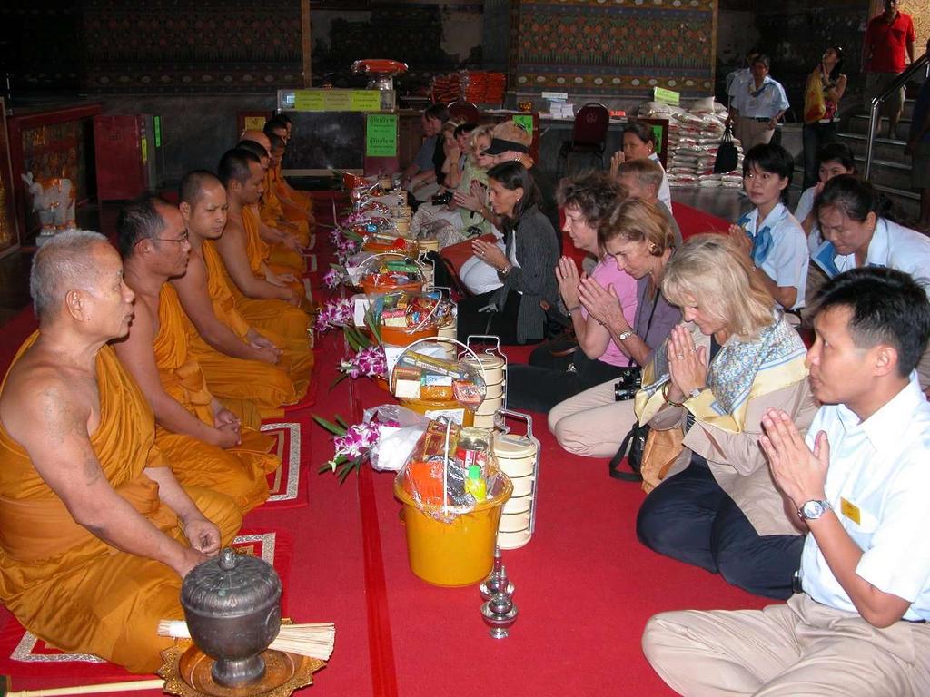 Ceremonia de ofrenda de comida a los monjes en