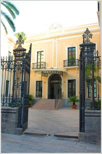 Adquirida por la familia Carbonell a principios del siglo XX para convertirla en su residencia y oficinas., la tipología se corresponde con la de los hoteles o palacetes de finales del siglo XIX.