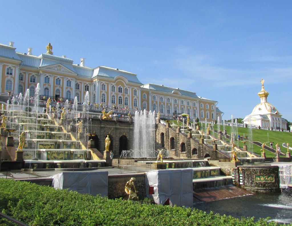MARTES 28 DE AGOSTO - San Petersburgo 08:30 12:30 13:30 14:30 Trayecto en barco a Peterhof Visita a los jardines y palacio de Peterhof Regreso a San