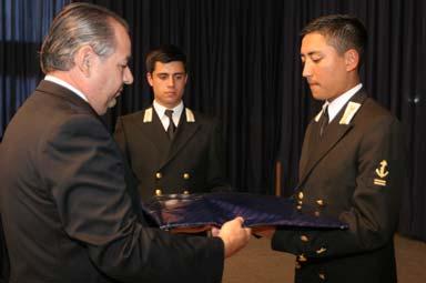 81 Brigadier E. DONOSO E. recibe premio T. 2º R. CEBALLOS F. recibe premio e) Saludos protocolares.