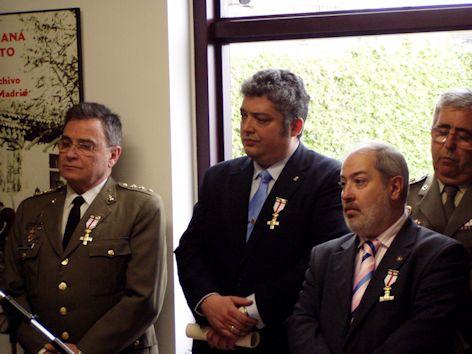 , es Medalla al Merito Militar con Distintivo Blanco, impuesta por el Ministerio Defensa. Con el Politico comunista, D.