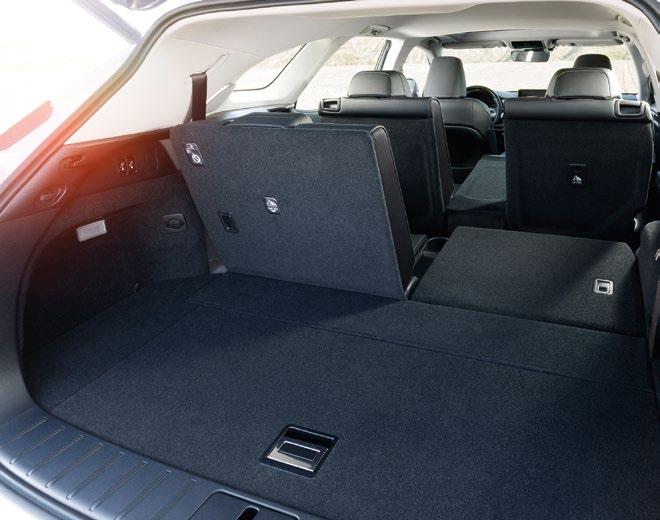 Desde un sistema de sonido increíblemente envolvente a pantallas de última generación, el equipamiento multimedia disponible para el Lexus RX 450h L de 7 plazas cubre todas las necesidades.
