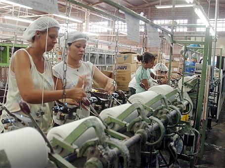 22 Industria textil Principales centros textiles en Cataluña, Comunidad Valenciana y otros centros menores. Actualmente está en recesión.