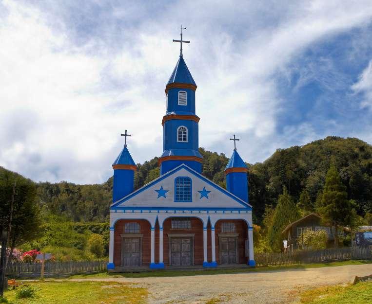 DÍA 9 EXCURSIÓN CHILOE Empezaremos el día cruzando el Canal de Chacao que nos llevará a la mítica Isla Grande de Chiloe, conocida por su actividad marítima, sus coloridas iglesias declaradas