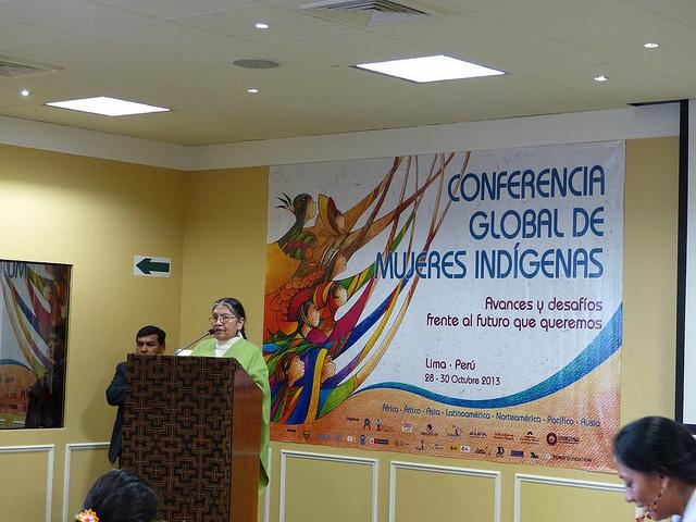 Tarcila Rivera, del Centro de Culturas Indígenas Chirapaq, dio la bienevenida como organización anfitriona Programa del Lunes 28 de octubre 2013 7.30 a 8.00 Registro de participantes. 8.00 a 9.